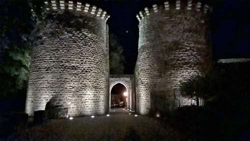 Les tours Guillaume de nuit